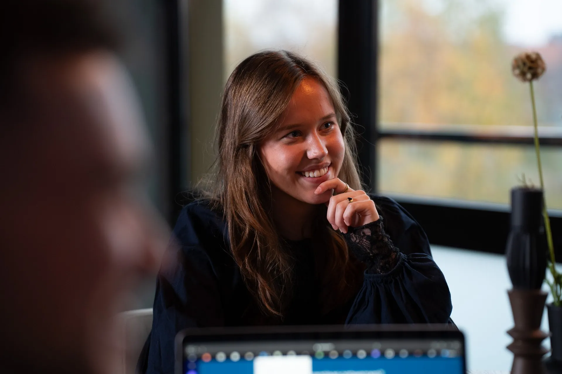 Online marketeer aan het werk op het Match-day kantoor